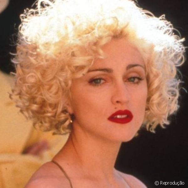 Dick Tracy, 1990 - Madonna vive Breathless Mahoney, uma bela cantora de boate que tenta seduzir o protagonista Dick Tracy a qualquer custo. Não é preciso dizer qual item de maquiagem foi usado como arma de sedução pela personagem.
